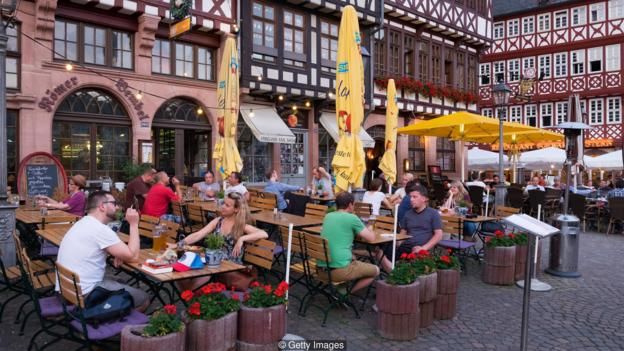 Ở Frankfurt, ta dễ dng xả hơi sau giờ lm việc.