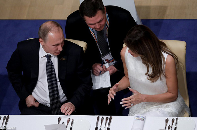 Đệ nhất phu nhn Melania tr chuyện cng Tổng thống Putin trn bn tiệc tối tại Đức (Ảnh: Reuters)