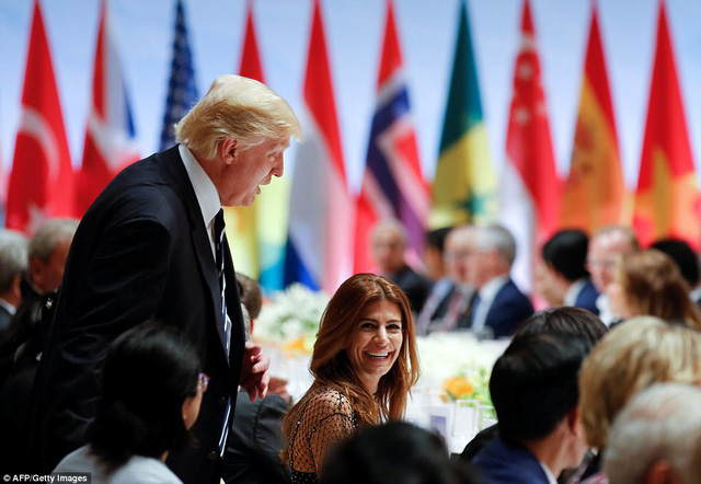 Đệ nhất phu nhn Argentina Juliana Awada cười rạng rỡ khi Tổng thống Trump cho hỏi b (Ảnh: AFP)