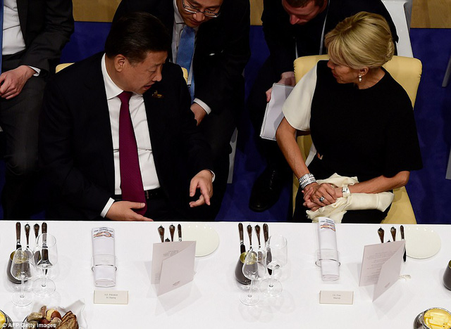 Chủ tịch Trung Quốc Tập Cận Bnh ngồi cạnh Đệ nhất phu nhn Php Brigitte Macron (Ảnh: AFP)