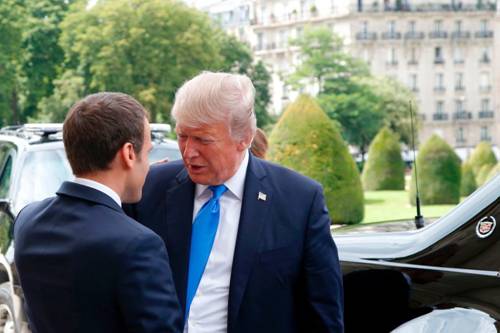 Tong thong Macron don Tong thong Trump den tham lang Napoleon hinh anh 1