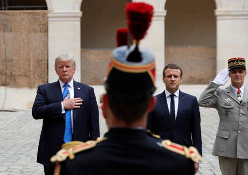 Tong thong Macron don Tong thong Trump den tham lang Napoleon hinh anh 4