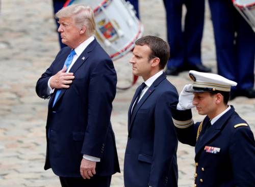 Tong thong Macron don Tong thong Trump den tham lang Napoleon hinh anh 5