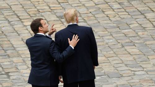 Tong thong Macron don Tong thong Trump den tham lang Napoleon hinh anh 6