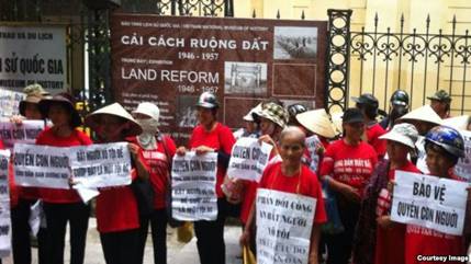 Biểu tnh bn ngoi cuộc triển lm Cải cch Ruộng đất ở H Nội.  