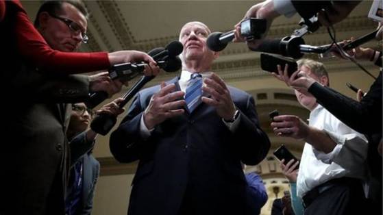 Kevin Brady, Chủ tịch Ủy ban Ti chnh v Thuế vụ Hạ viện Mỹ, thng bo với bo ch về chi tiết về dự thảo cuối cng của luật thuế mới