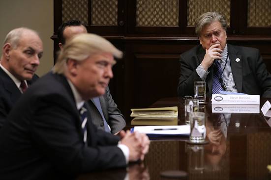 Chiến lược gia trưởng Nh Trắng Steve Bannon (phải) lắng nghe Tổng thống Hoa Kỳ Donald Trump khi bắt đầu cuộc họp với cc chuyn gia an ninh mạng của chnh phủ tại Phng Roosevelt tại Nh Trắng ngy 31 thng 1 năm 2017 tại Washington, DC. Trch dẫn vụ hack my tnh tại Ủy ban Quốc gia Dn chủ của Nga, Trump ni rằng cc khu vực tư nhn v cng cộng phải lm nhiều hơn để ngăn chặn v bảo vệ chống lại cc cuộc tấn cng mạng. (Ảnh của Chip Somodevilla / Getty Images)