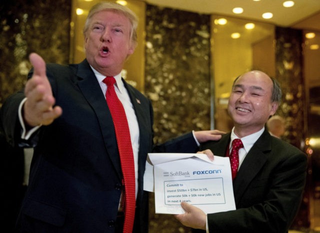 Tổng thống đắc cử Mỹ Donald Trump (tri) v Chủ tịch kim Gim đốc điều hnh SoftBank. (Ảnh: CNBC)