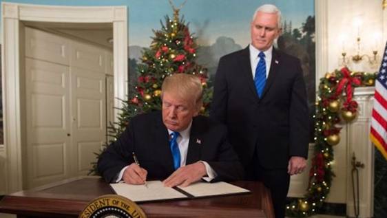 Tổng thống Donald Trump k một bản tuyn ngn sau khi ng pht biểu về Jerusalem trong phng tiếp tn ngoại giao của Nh Trắng vo ngy 6/12/2017. (Ảnh: SAUL LOEB / AFP / Getty Images)