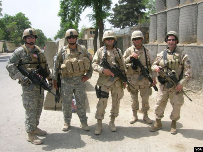 Thiếu t Huấn (thứ hai, phải sang) trong những ngy lm việc tại Iraq. (Hnh- Nguyễn Từ Huấn cung cấp)