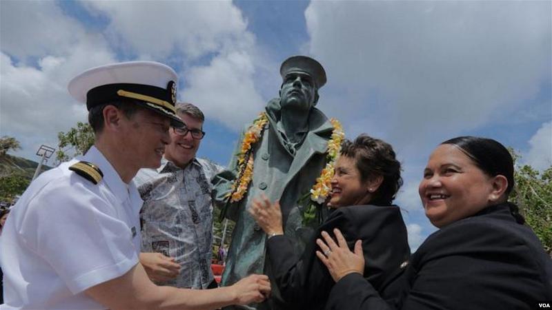 Đại t Huấn trong lễ khnh thnh tượng Lone Sailor, Guam, 30-4-2019 (The Guam Daily Post).