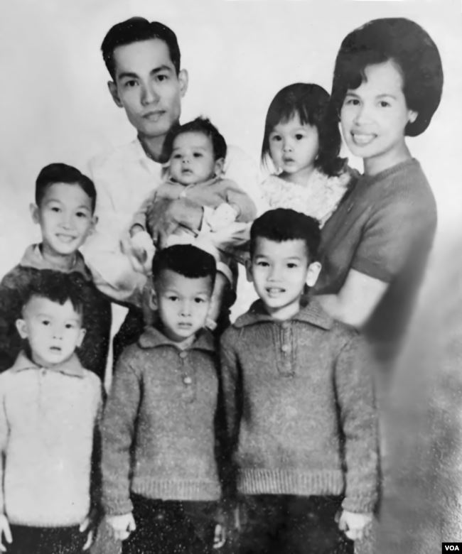 Gia đnh cố Đại t Nguyễn Tuấn (tất cả đều bị st hại, trừ ng Nguyễn Từ Huấn-đứng giữa; ảnh chụp năm 1967). (Hnh- Nguy