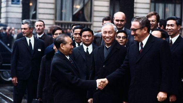 Cố vấn Henry Kissinger v ng L Đức Thọ tại Paris, 1973