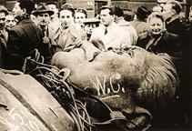 Pho tượng đồng khổng lồ nh độc ti Stalin với chiều cao 18m bị nhn dn Hungary lật đổ trong cuộc cch mạng dn chủ ma thu năm 1956. Budapest, ngy 23-10-1956 - Ảnh tư liệu