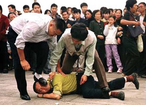 https://upload.wikimedia.org/wikipedia/commons/thumb/6/67/C4_TiananmenManPinnedDownAP.jpg/1280px-C4_TiananmenManPinnedDownAP.jpg