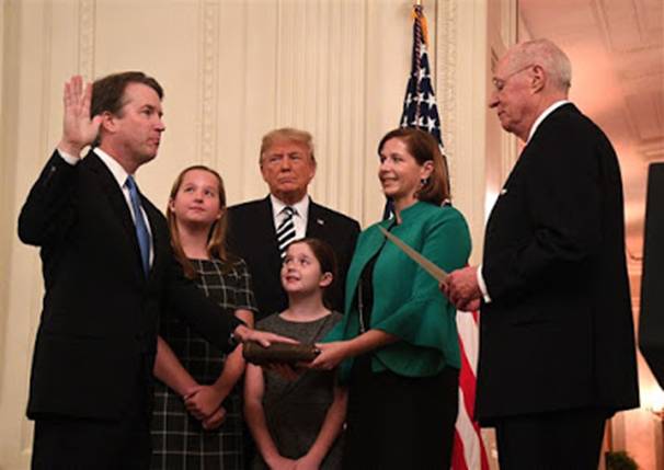 https://1.bp.blogspot.com/-rLKQSgZlk9o/W8GXJObNNNI/AAAAAAAAEb4/Uei8dlcRXnozSCEuixKFOd0QyOCWNU6FgCLcBGAs/s400/Kavanaugh_Sworn_In.jpg
