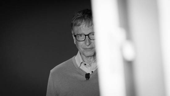 Bill Gates - vị tỷ ph c mối quan hệ mật thiết với ĐCSTQ ny đ sử dụng WHO như l một nơi để thử nghiệm, lăng x v kinh doanh vắc-xin...