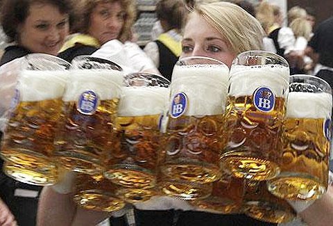 1. Nữ nhn vin bưng hng loạt vại bia phục vụ khch sau mở mn lễ hội Oktoberfest. Ảnh: Reuters.