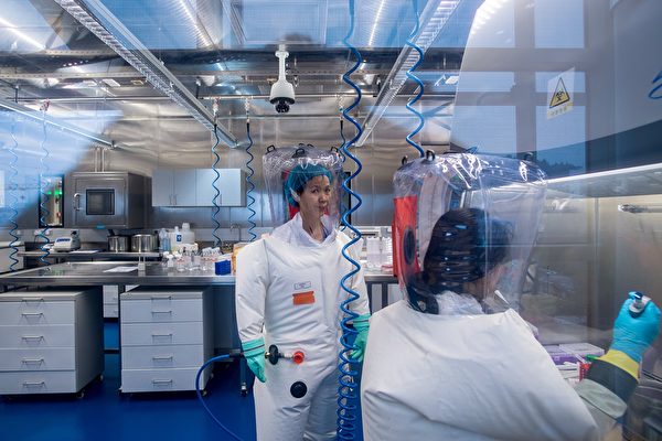 Cc chuyn gia trong v ngoi nước đ đặt nghi vấn về việc Viện Virus học Vũ Hn của Viện Hn lm Khoa học Trung Quốc tham gia nghin cứu pht triển vũ kh sinh học của ĐCSTQ, đ chế tạo ra Coronavirus mới. Hnh ảnh phng th nghiệm P4 Vũ Hn (JOHANNES EISELE / AFP via Getty Images)