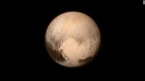 Hnh Pluto phi thuyền New Horizons chụp được vo ngy 13 thng Bảy, một ngy trước khi bay st như dự liệu để thu thập dữ liệu trong 12 ngy, rồi bay vo di Kuiper Belt, nơi gồm ton những thin thạch di chuyển trn một quĩ đạo ngoi ra Thi Dương Hệ, v sau đ đi tiếp vo khng gian v tận . (NASA)