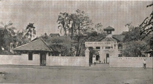http://tuxtini.files.wordpress.com/2013/11/le-collc3a8ge-fraternitc3a9-bac-ai-datant-de-1908-se-situe-4-rue-nguyc3aan-trai-cho-quan.jpg