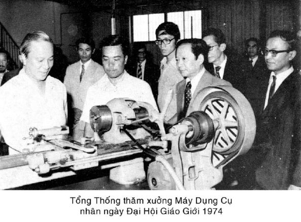 http://tuxtini.files.wordpress.com/2013/11/25-khach_vieng_truong_01.jpg