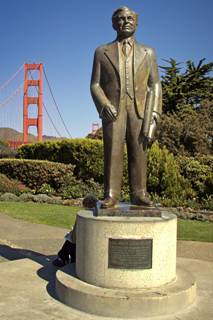 https://upload.wikimedia.org/wikipedia/commons/b/b5/Joseph_Strauss_Memorial.jpg