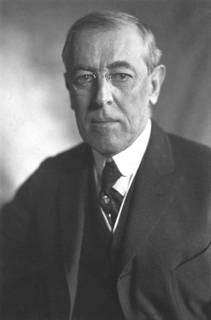 https://upload.wikimedia.org/wikipedia/commons/thumb/5/53/Thomas_Woodrow_Wilson%2C_Harris_%26_Ewing_bw_photo_portrait%2C_1919.jpg/1024px-Thomas_Woodrow_Wilson%2C_Harris_%26_Ewing_bw_photo_portrait%2C_1919.jpg