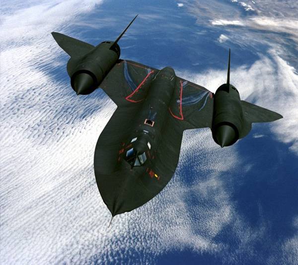 Tn lửa đất đối khng (surface-to-air missle - SAM) cũng khng thể bắn hạ được SR-71.