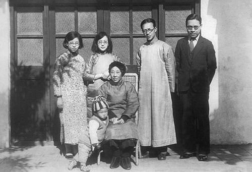 Ảnh gia đnh cụ Chu.