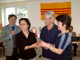 Anh chi Nghiep nhan qua luu niem