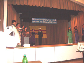 Ban HQ trong dien xuat ao dai thoi trang voi kho ao du co cua quy phu nhan va gia dinh HQ.