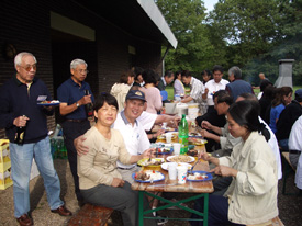 Quang canh sinh hoat trong buoi nuong thit, xuc xich v.v. ngoai troi sau noi to chuc DH 