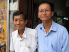 Ban Nguyen Van Bao ( nguoi nho con, mac ao trang, khi con song ) chup chung voi ban Hai, khoa 23 tai Sai Gon, Viet Nam