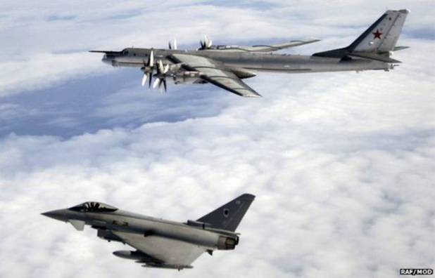 Phi cơ Typhoon của Anh nghng tiếp Tu-95 của Nga ở Đại Ty Dương