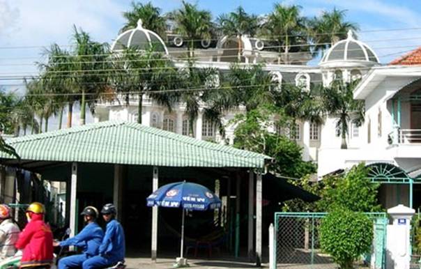 http://giaoduc.net.vn/Uploaded/xahoi/2012_10_03/biet-thu-dai-gia-Soc-Trang-giaoduc.net.vn.jpg