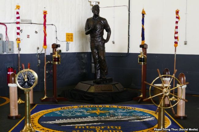 Tượng Tổng thống Ford (1913-2006) trong khoang chứa my bay trn hng khng mẫu hạm USS Gerald R. Ford
