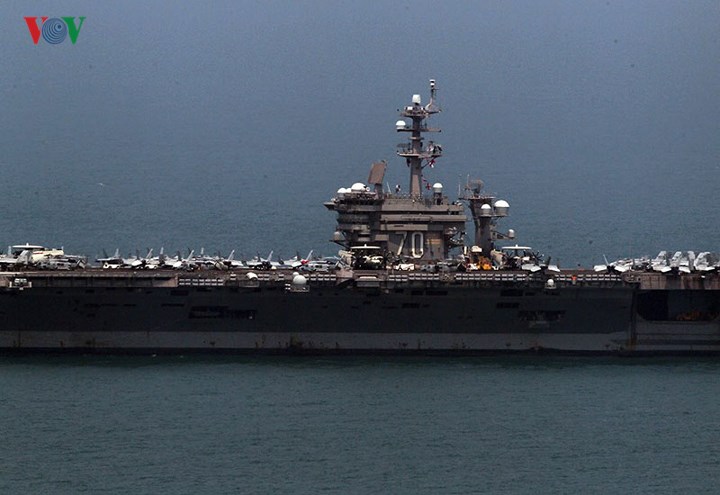 can canh tau san bay my uss carl vinson dang tham tp da nang hinh 1