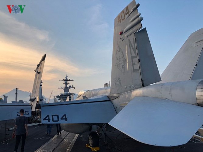 can canh tau san bay my uss carl vinson dang tham tp da nang hinh 3