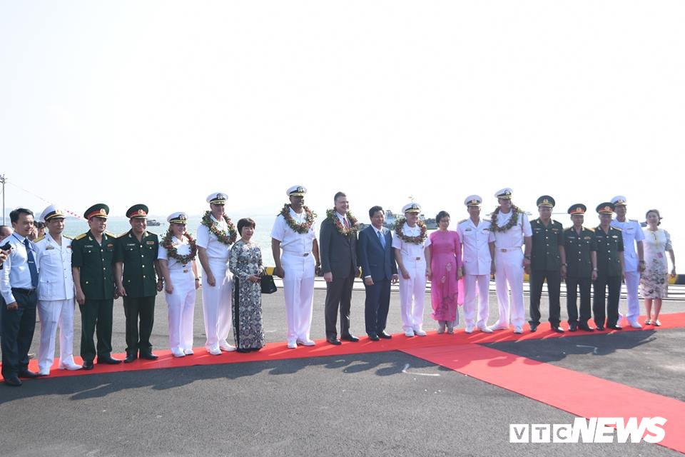 Chi tiet hoat dong cua sy quan, thuy thu tau san bay My tai Da Nang hinh anh 1