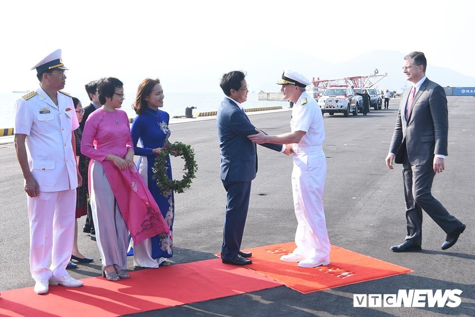 Chi tiet hoat dong cua sy quan, thuy thu tau san bay My tai Da Nang hinh anh 2