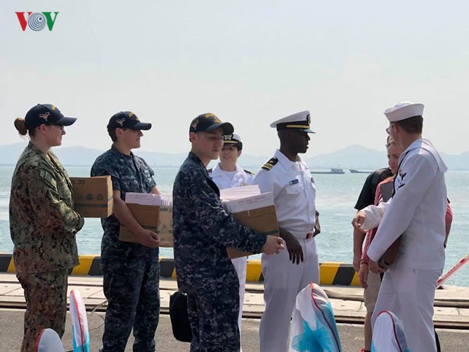 can canh tau san bay my uss carl vinson dang tham tp da nang hinh 10