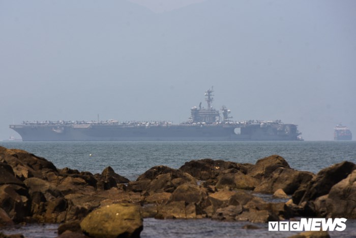 Cận cảnh tu sn bay Mỹ USS Carl Vinson đậu trong cảng Tin Sa - Ảnh 1