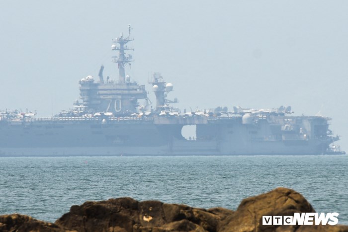 Cận cảnh tu sn bay Mỹ USS Carl Vinson đậu trong cảng Tin Sa - Ảnh 3