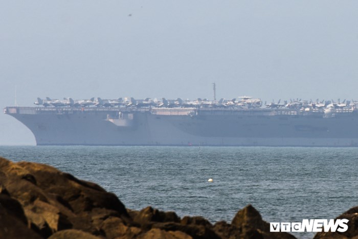 Cận cảnh tu sn bay Mỹ USS Carl Vinson đậu trong cảng Tin Sa - Ảnh 4