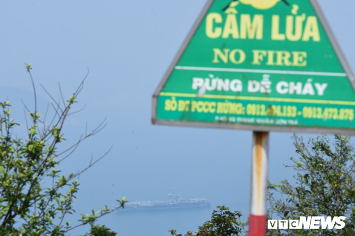 Cận cảnh tu sn bay Mỹ USS Carl Vinson đậu trong cảng Tin Sa - Ảnh 5