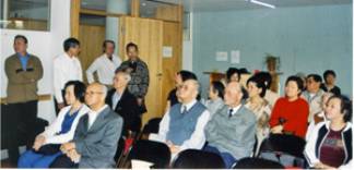 Nhung vi cao nien tai Frankfurt , Germany dang theo doi phan thuyet trinh