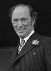 https://upload.wikimedia.org/wikipedia/commons/thumb/a/ae/Pierre_Trudeau_(1975).jpg/346px-Pierre_Trudeau_(1975).jpg