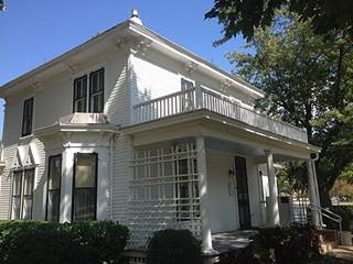 https://upload.wikimedia.org/wikipedia/commons/thumb/6/67/Eisenhower_House.jpg/500px-Eisenhower_House.jpg