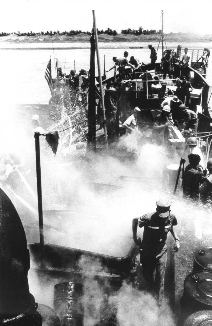 https://i2.wp.com/www.uscg.mil/history/gifs/VTN_VC_Trawler_Fire.jpg